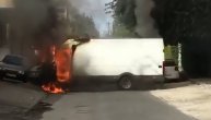 Gori kombi u Novom Sadu: Vatra buknula nasred ulice