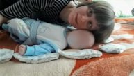 Jelica je rođena sa cerebralnom paralizom, a sada uz pomoć sina pravi prve korake