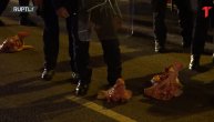 Protestanti gađali policiju svinjskim glavama