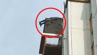 Visio, pa pao sa 12. sprata, i to pred vozilo Hitne pomoći: Zastrašujuća scena u srcu Beograda