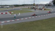 Karting manijak: Za vreme trke bacio branik na suvozača