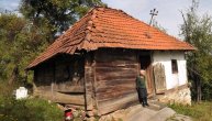 Baka Božana živi u nehumanim uslovima: Nema šporet, ni krevet u trošnoj kuća od blata