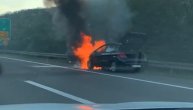 Zapalio se automobil na autoputu kod Bubanj potoka