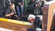 Era se bacio na Borin sanduk pre nego što će ga spustiti u raku: Ojdanić izgubio glas od naricanja