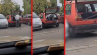 Novosađaninu zagradili ulazna vrata od kola, pa je primenio parolu "snađi se"