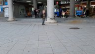 Dete histeriše nasred ulice, nakon poteza majke - istrčava ka automobilima