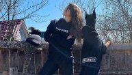 Ovu devojku čuvaju doberman i zmaj: Da li biste se usudili da uđete u njeno dvorište?