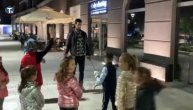 Susret koji će mališani dugo pamtiti: Đoković se šetao pa deci održao čas tenisa