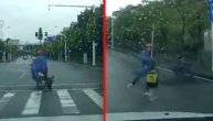 Devojčica pala sa motora pa pretrčalava raskrsnicu da stigne oca: Njegova reakcija je jeziva!