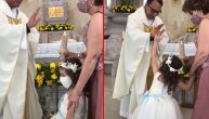 Katoličkom svešteniku usred mise devojčica "bacila petaka", nije mogao da zaustavi smeh!
