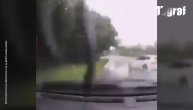 Klizavo mu bilo na ulici pa se kolima popeo na drvo: Zbog ovoga se na kiši vozi pažljivo