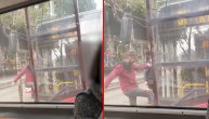 Haos u centru Beograda: Razjareni muškarac pokušava da razvali vrata autobusa