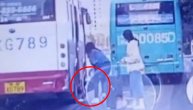 Putnici sprečili tragediju: Detetu se zaglavila nogica u vratima autobusa a onda je majstor dao gas