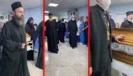 Građani, vernici i zaposleni u KBC ispratili su danas posmrtne ostatke mitropolita Amfilohija