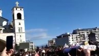 Veliki broj vernika i građana pred hramom u Podgorici