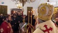 Zdravko Krivokapić celiva mošti Sv. Vasilija na Ostrogu tokom liturgije za Lučindan