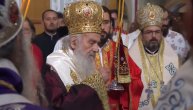 Patrijarh Irinej služi liturgiju kraj odra mitropolita Amfilohija
