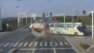 Bezobrazni potez vozača autobusa prevrnuo cisternu: Čista sreća sprečila je pokolj