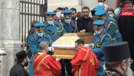 Narod se oprašta od patrijarha kod Saborne crkve pre nego što je lafet sa kovčegom krenuo ka Hramu
