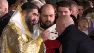 Sveštenici pričešćuju narod okupljen u hramu Svetog Save povodom opela patrijarhu Irineju