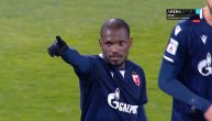 Pogledaje gol Zvezde iz penala za pobedu protiv Vojvodine