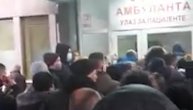 Dramatičan snimak ogromne gužve ispred kovid bolnice u Smederevu