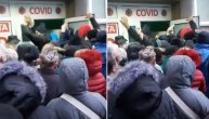Užasna gužva ispred kovid ambulante u Požarevcu: Ljudi se guraju, distance nema
