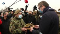 A za Vučića maketa tenka: Pripadnici oklopnih jedinica vojske Srbije Aleksandru Vučiću dali poklon