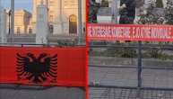 Albanska zastava ispred vlade Severne Makedonije