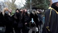Dežjeva ćerka besna na novinare koji su ušli u pogrebnu povorku