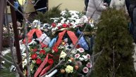 Tuga ispred porodične kuče Lazića: Porodica okupljena oko kovčega Darkovog oca