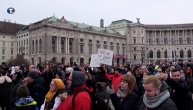 Bez distance i maski: U centru Beča danas je održan protest protivnika "korona" mera i vakcine