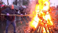 Paljenje badnjaka kao nikad do sad: Uz maske i kišobrane vernici obeležili Banji dan
