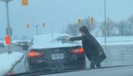 Evo kako korisno da preusmerite bes: Iznervirao se pa odlučio da vozaču ispred počisti sneg sa kola