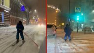 Ovo još niste videli: Vezan za kola skijao po ulicama kao da je na Alpima