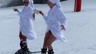 Zgodne skijašice u bademantilima: Ni kafu nisu popile a već su pojurile da iskoriste sunčan dan