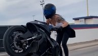 Vrele gume: Bajkerka izvela vratolomije na motoru dok su svuda oko nje prštale varnice