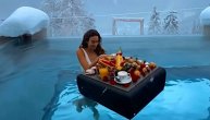 Svako bi poželeo da ovako započne nedelju: Oko je sneg ali ona uživa dok doručkuje u termo bazenu