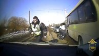 Mrtav pijan odlučio da ukrade autobus i bahati se po ulicama: Policija je morala da puca