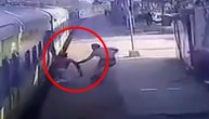 Jedva izvukao živu glavu: Voz je vukao invalida kroz stanicu a onda mu je u pomoć pritrčao policajac