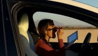 Raj za sve žene vozače: Dok se ona šminka usred vožnje, volan preuzima Tesla ''lično''