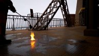 Ajfelova kula okovana zimom: Radnici bacačem plamena tope led