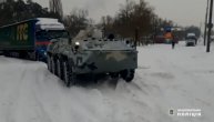 U Kijevu je toliki sneg pao da policija tenkovima izvlači zavejane kamione