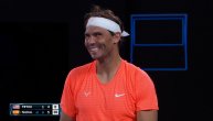 Plavuša usred meča pokazivala srednji prst Nadalu, obezbeđenje je izbacilo napolje