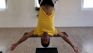 Novak u čaršafu visi sa plafona: Istezanje lebdećom joga tehnikom