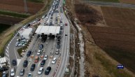 Ovako izgledaju gužve na autoputu "Miloš Veliki": Vozila čekaju duže od pola sata na naplatnoj rampi