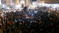 Novosađani se okupljaju na Trgu slobode i opraštaju od Balaševića