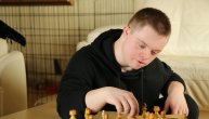 Vuk (20) ima Daunov sindrom, odlično masira ali je još bolji učitelj šaha: Proveli smo dan sa njim