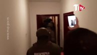 Policija kao furija uletela u stan i počela da hapsi sve redom zbog prebijanja mladića u Novom Sadu