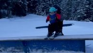 U glavi ovog klinca on je sebi kralj ski parka: Tata uči sina da "fristajluje"